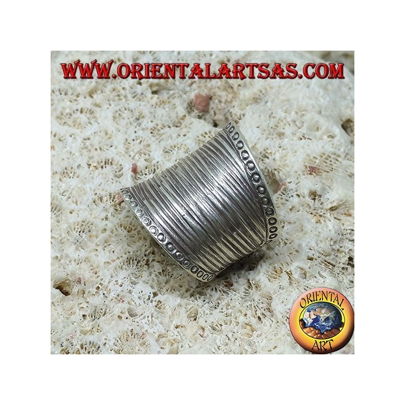 Anello in argento a fascia larga concava con incisioni a righe fatte a mano