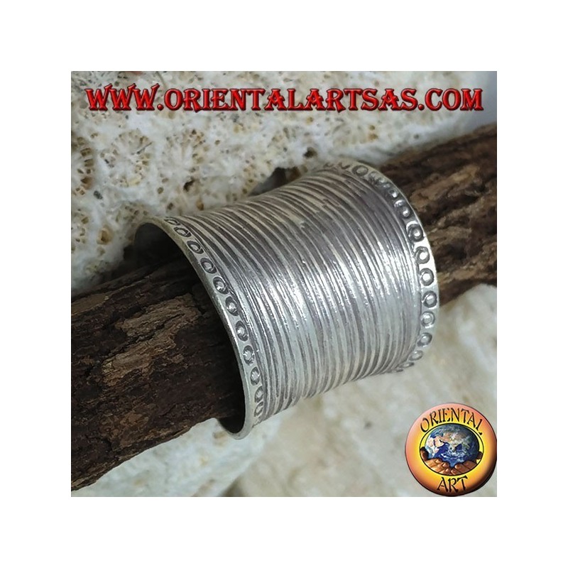 Anello in argento a fascia larga concava con incisioni a righe fatte a mano