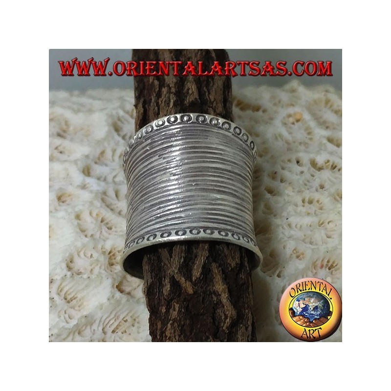 Anello in argento a fascia larga concava con incisioni a righe fatte a mano