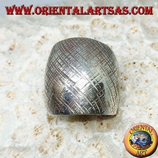 Anillo de plata con banda curvada con rayas cruzadas hechas a mano.