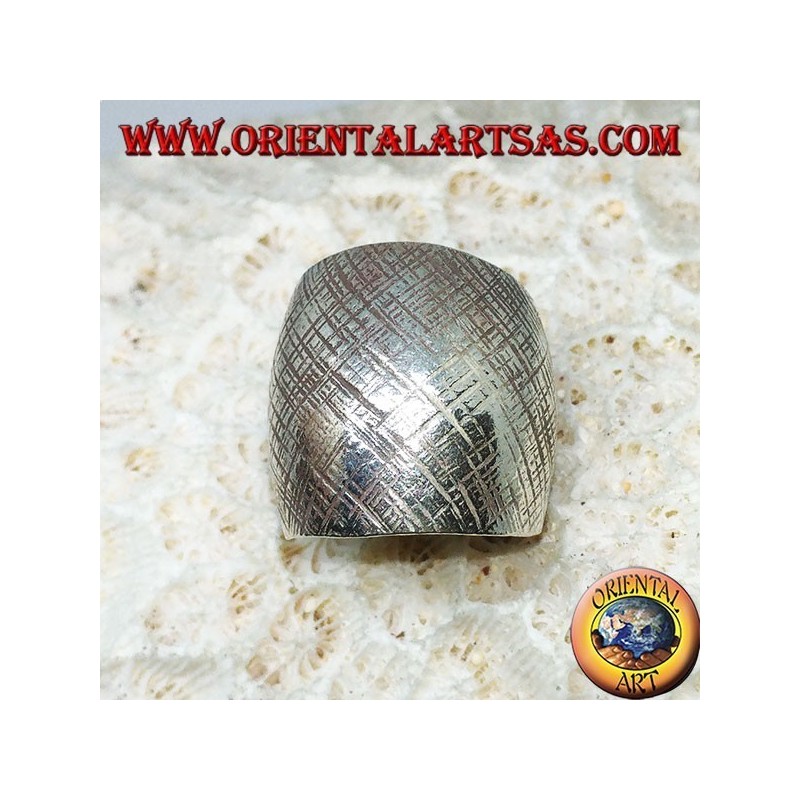 Bague en argent avec bande incurvée avec des rayures croisées à la main