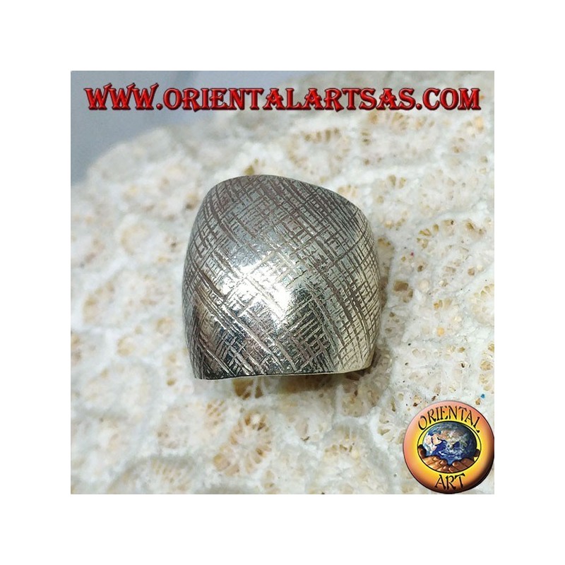 Anillo de plata con banda curvada con rayas cruzadas hechas a mano.