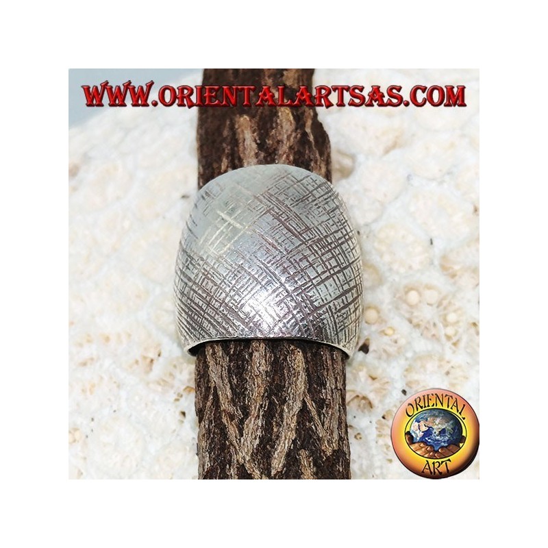 Bague en argent avec bande incurvée avec des rayures croisées à la main