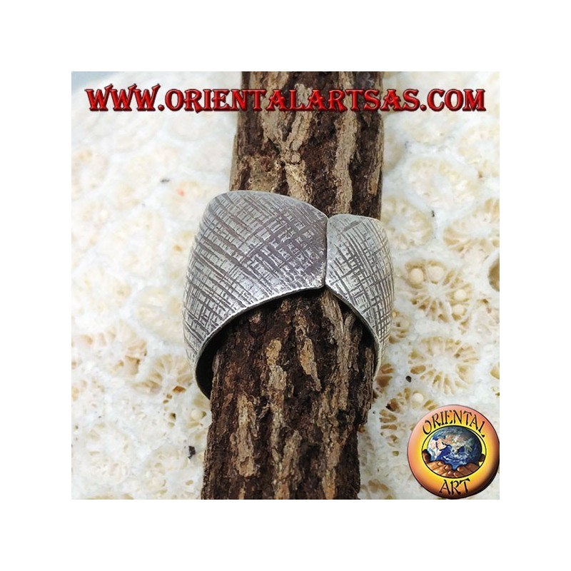 Anillo de plata con banda curvada con rayas cruzadas hechas a mano.