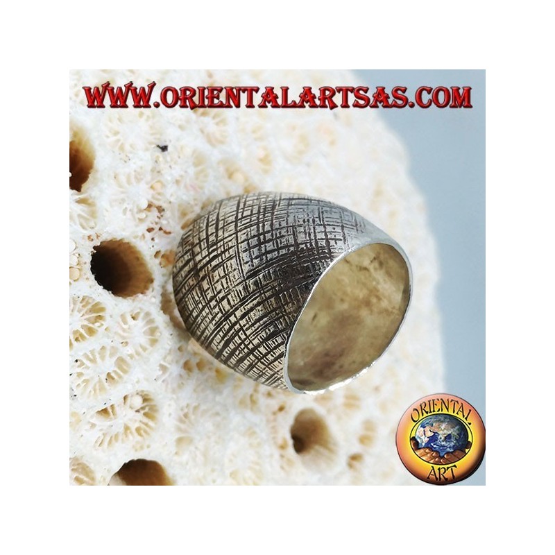 Silberring mit gebogenem Band mit handgefertigten gekreuzten Streifen