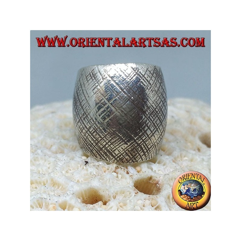 Anillo de plata con banda curvada con rayas cruzadas hechas a mano.