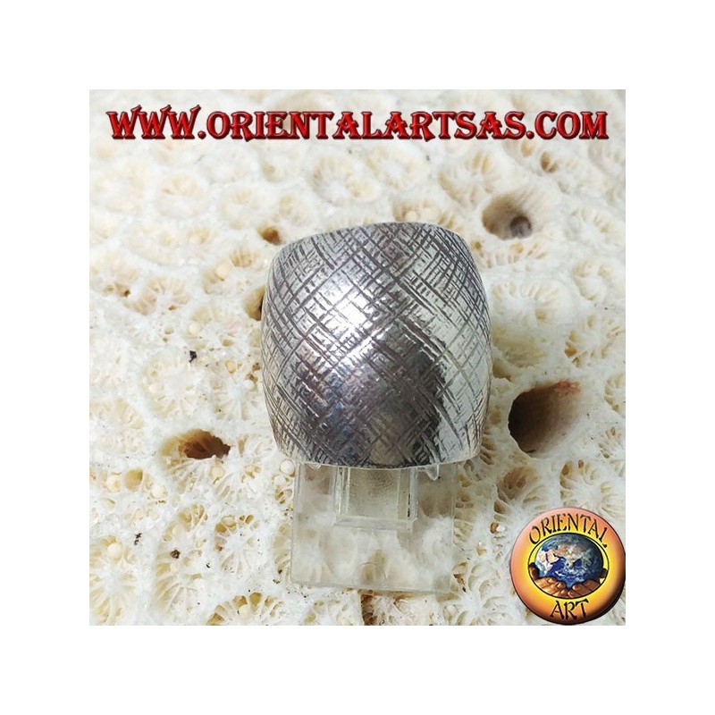 Anello in argento a fascia bombata con incisioni a righe incrociate fatte a mano