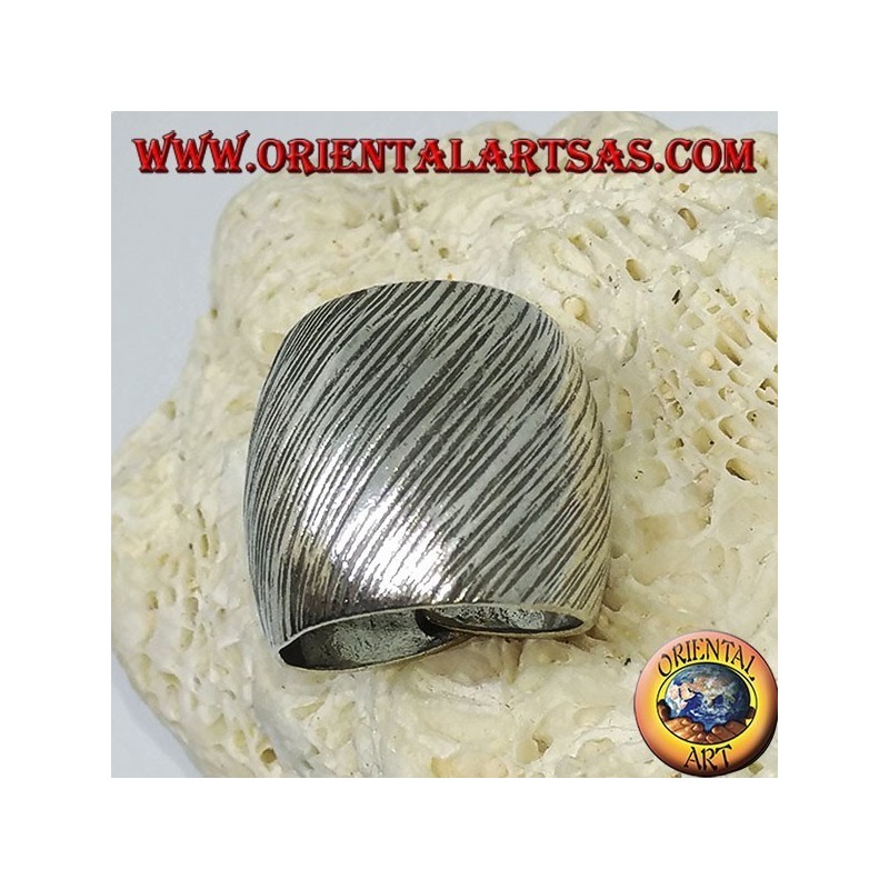 Anillo de plata con banda curvada con tiras transversales hechas a mano.