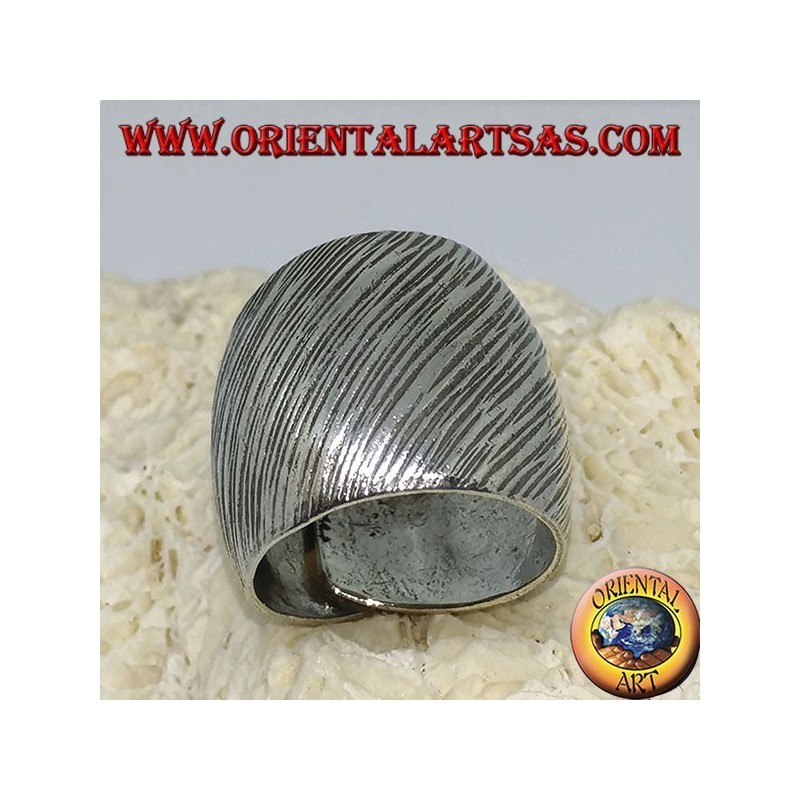 Anillo de plata con banda curvada con tiras transversales hechas a mano.