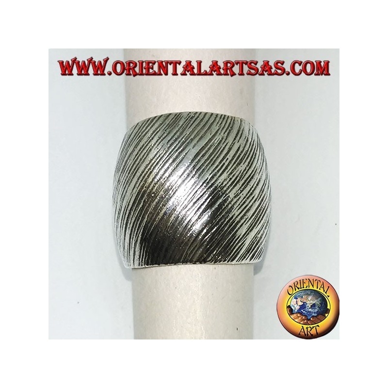 Anillo de plata con banda curvada con tiras transversales hechas a mano.