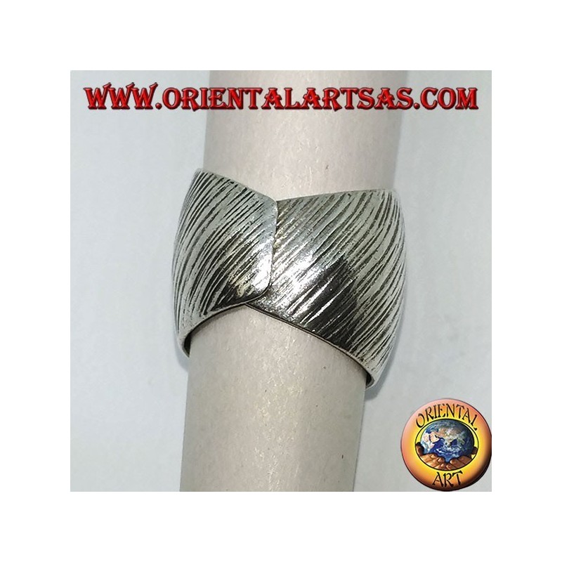 Anillo de plata con banda curvada con tiras transversales hechas a mano.