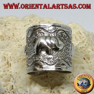 Anello in argento a fascia con elefanti cesellati a mano dai Karen
