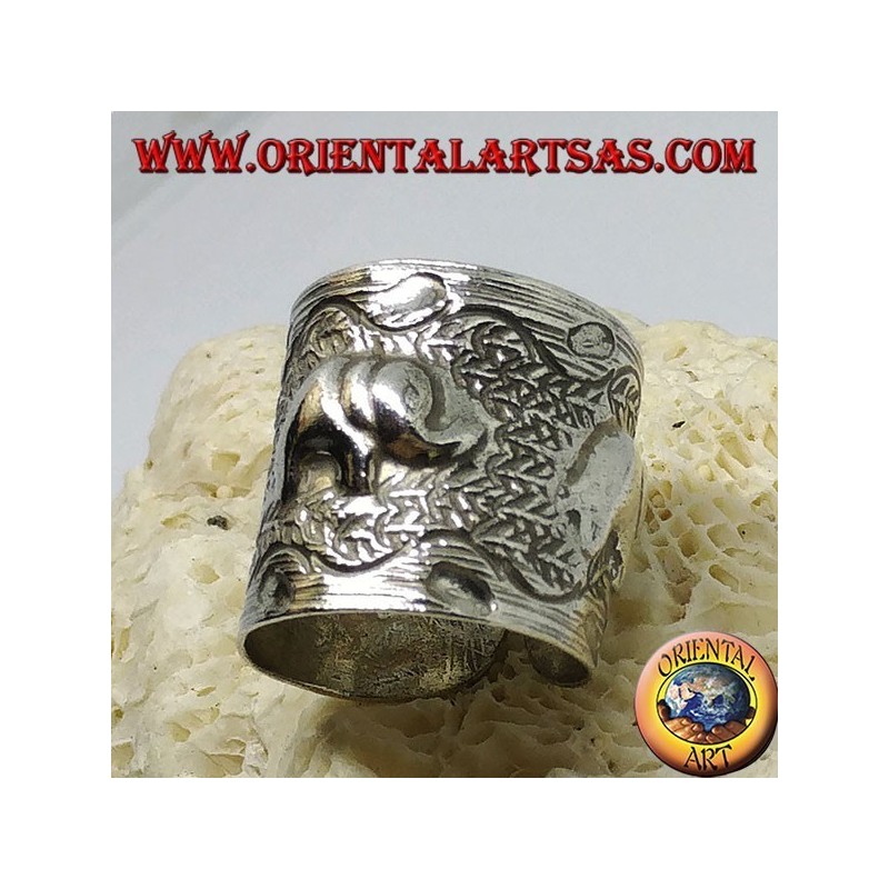 Anello in argento a fascia con elefanti cesellati a mano dai Karen