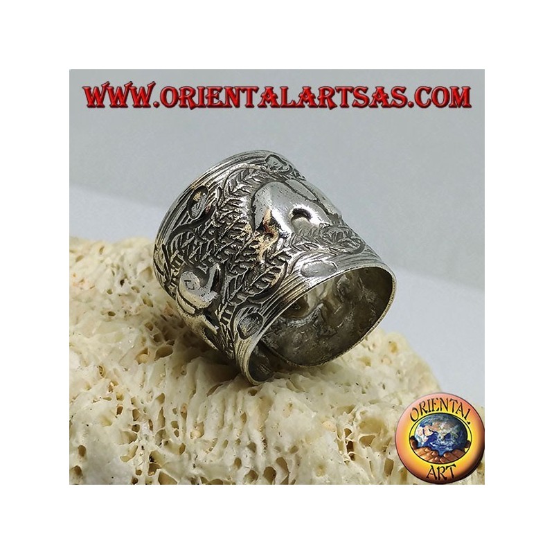 Anillo de plata con elefantes cincelados a mano por Karen.