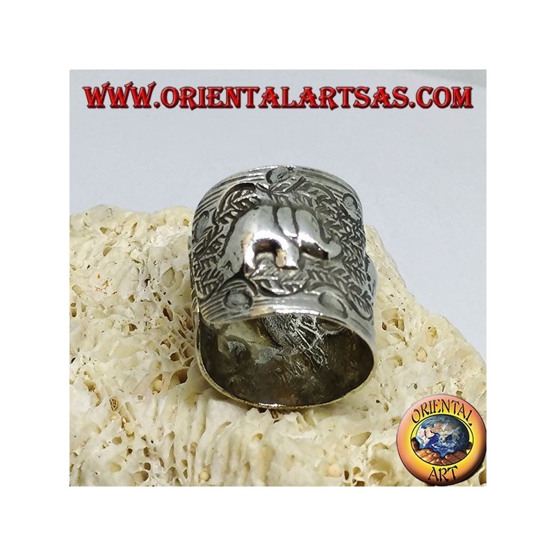 Anello in argento a fascia con elefanti cesellati a mano dai Karen