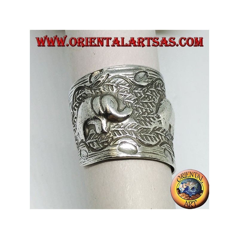 Anello in argento a fascia con elefanti cesellati a mano dai Karen