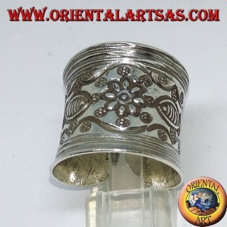 Anillo de plata con flor y pez cincelado a mano de Karen.