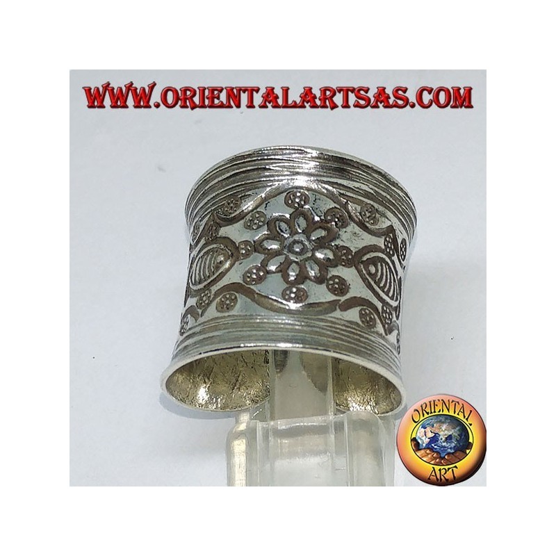 Bague en argent avec fleur et poisson ciselé à la main par le Karen