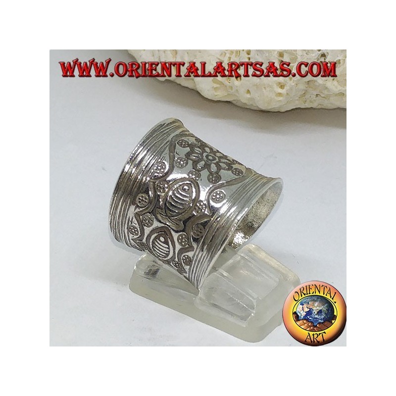 Anillo de plata con flor y pez cincelado a mano de Karen.