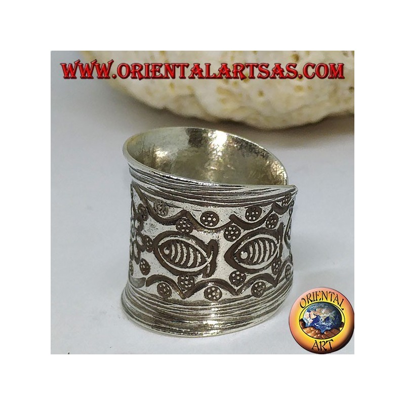 Anillo de plata con flor y pez cincelado a mano de Karen.