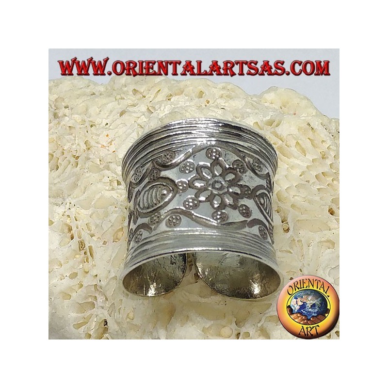 Bague en argent avec fleur et poisson ciselé à la main par le Karen