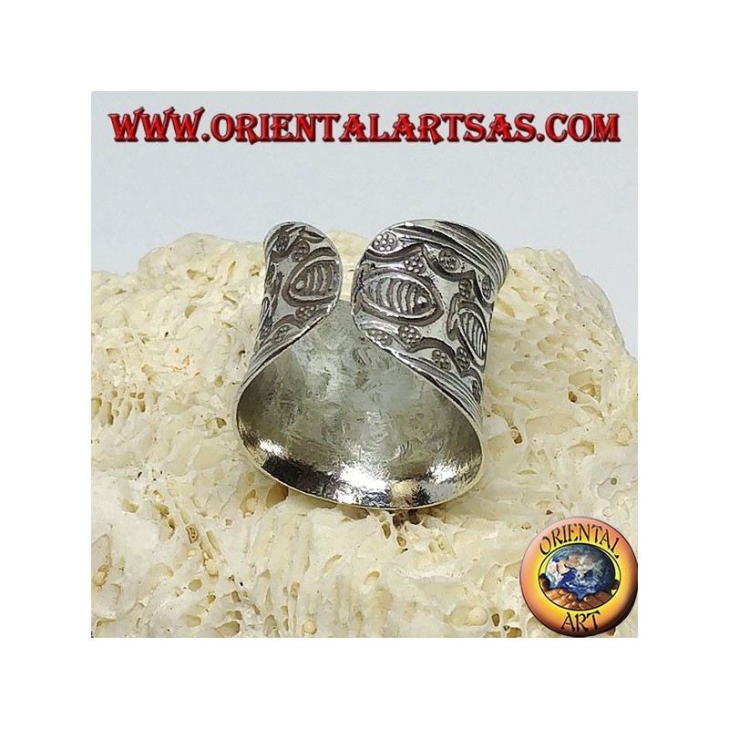 Anello a fascia in argento  con fiore e pesci cesellati a mano dai Karen