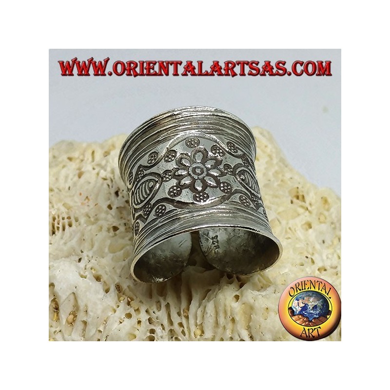 Bague en argent avec fleur et poisson ciselé à la main par le Karen