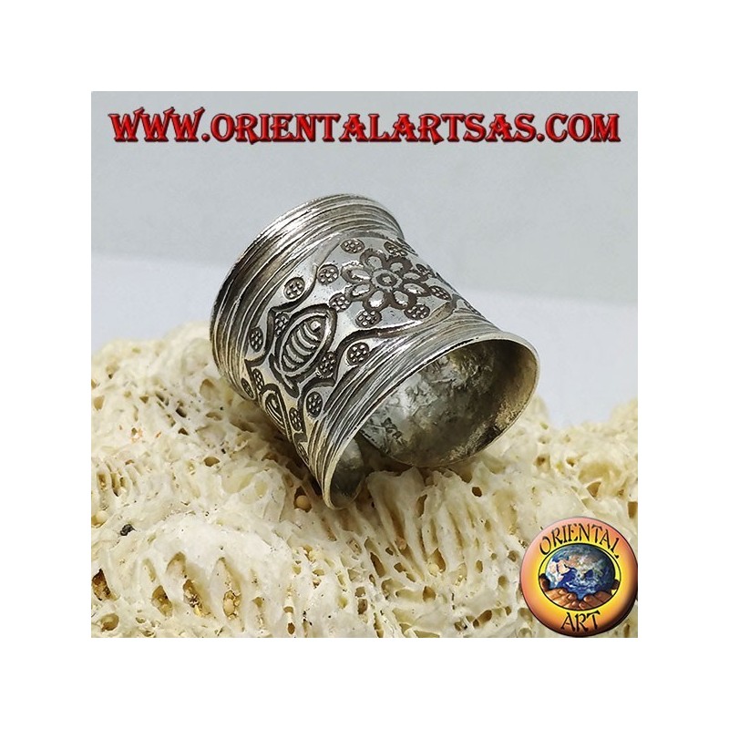 Bague en argent avec fleur et poisson ciselé à la main par le Karen