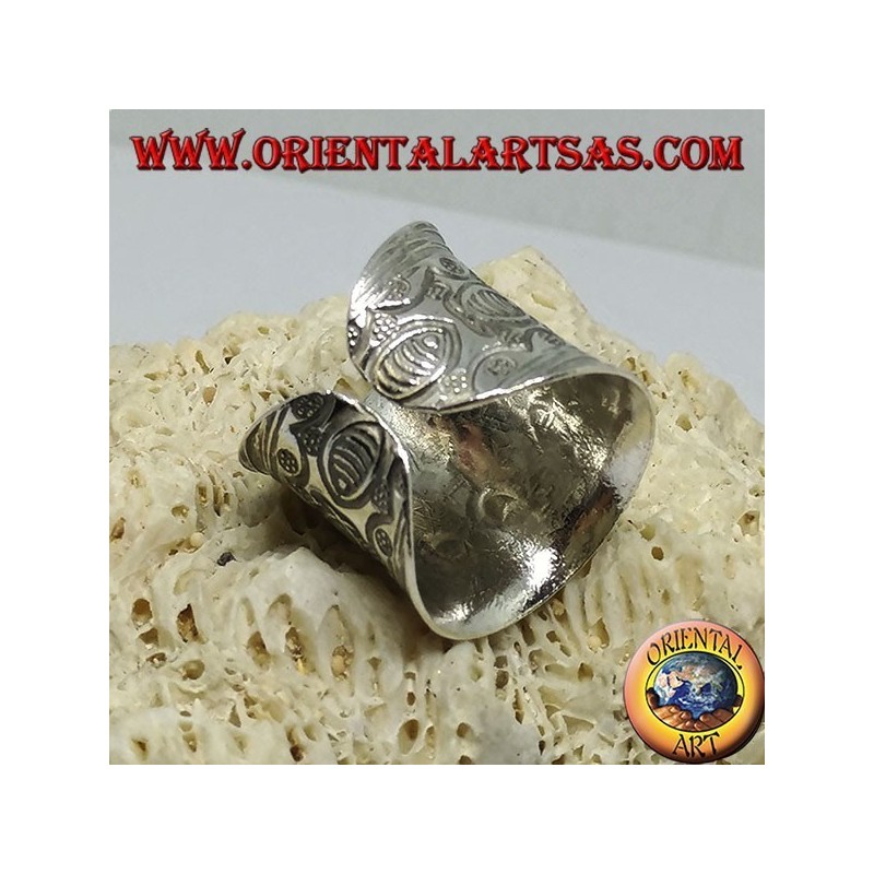 Bague en argent avec fleur et poisson ciselé à la main par le Karen