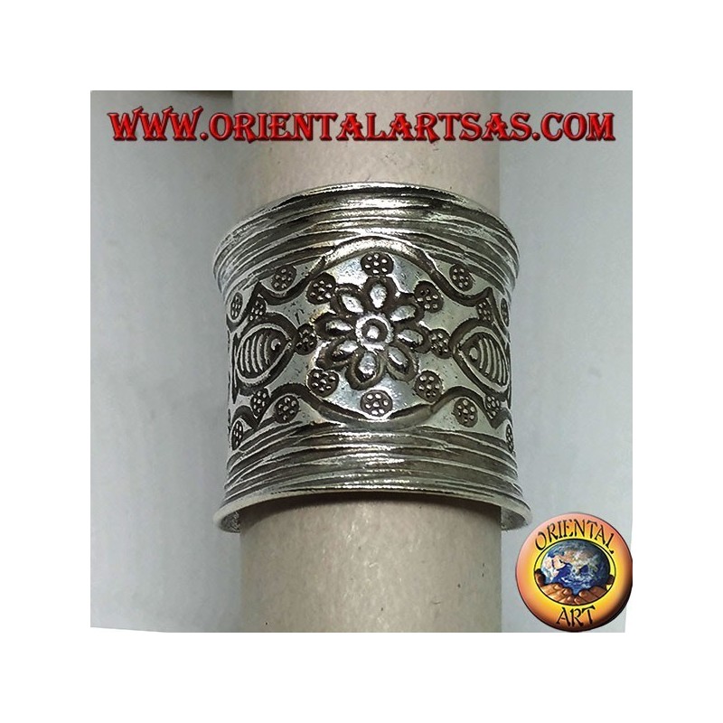 Bague en argent avec fleur et poisson ciselé à la main par le Karen