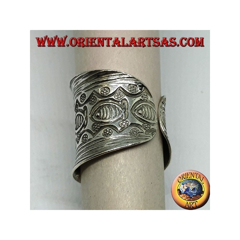 Bague en argent avec fleur et poisson ciselé à la main par le Karen