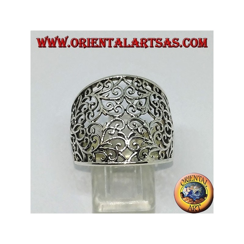 Anillo de plata con banda curvada con calado floral.