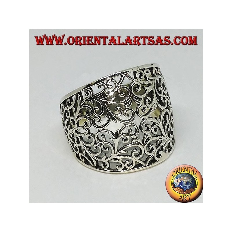 Anello in argento a fascia bombata traforata floreale