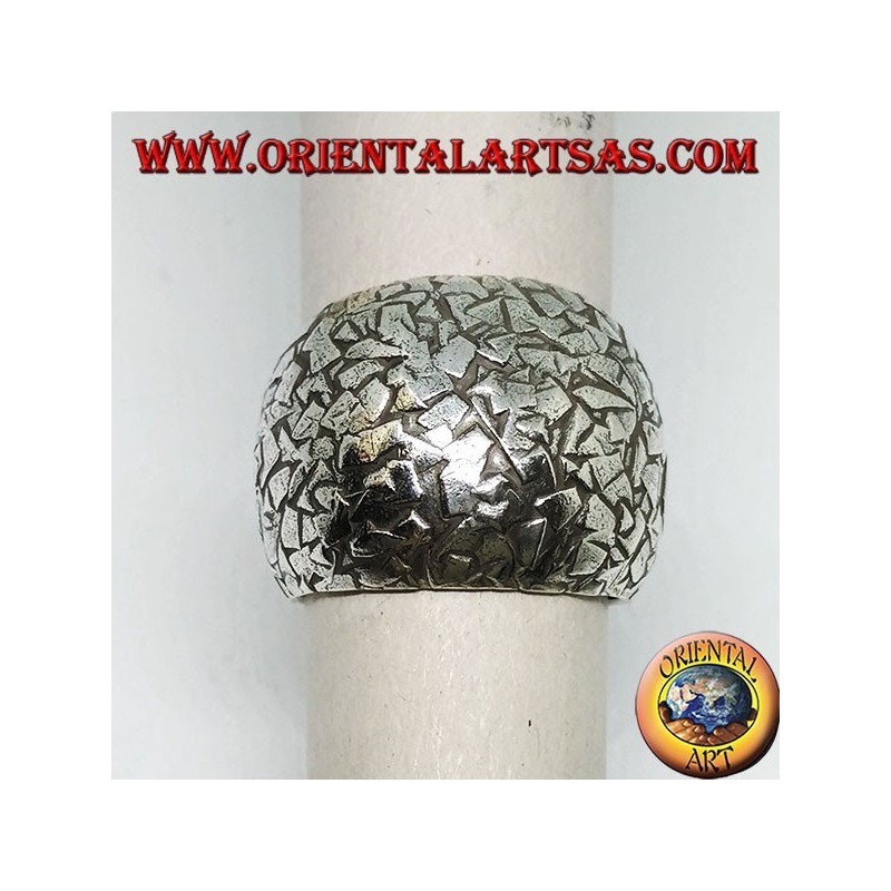 Anillo convexo en plata martillado con astillas hechas a mano.