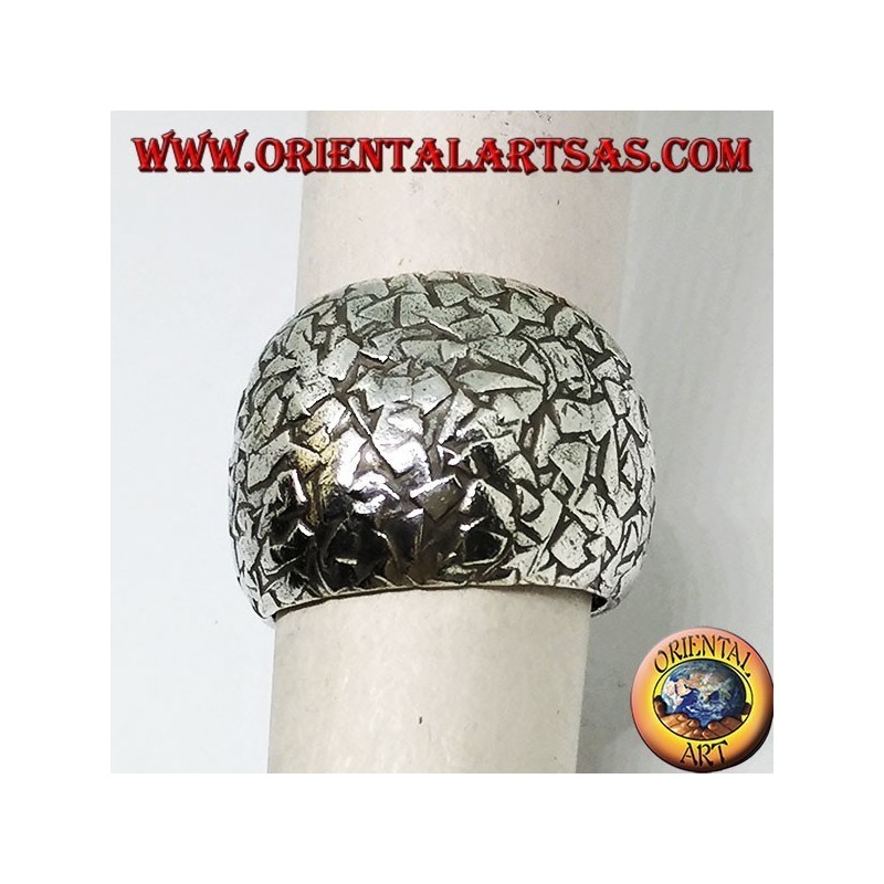 Anillo convexo en plata martillado con astillas hechas a mano.