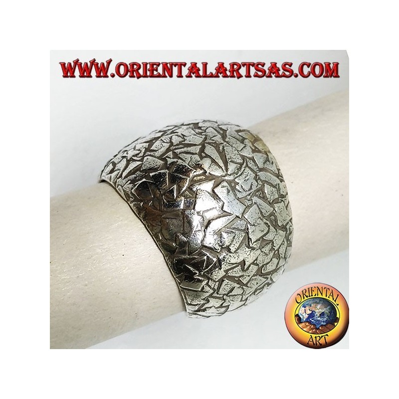 Convex ring in silver hammered with splinters handmade