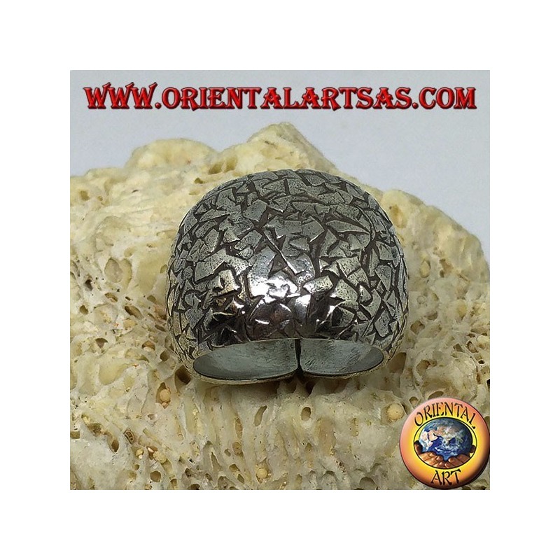 Anillo convexo en plata martillado con astillas hechas a mano.