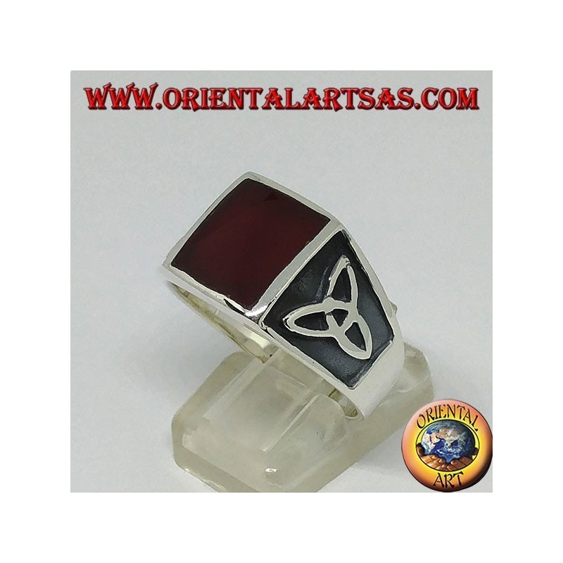 Anello in argento con corniola quadrata e nodo di tyrone sui lati