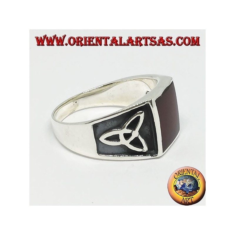 Bague en argent avec noeud en cornaline carrée et tyrone sur les côtés