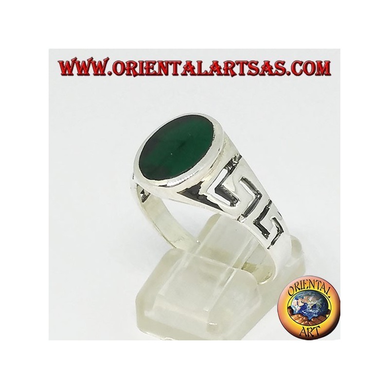 Anello in argento  con greca intagliata ed  agata verde  ovale