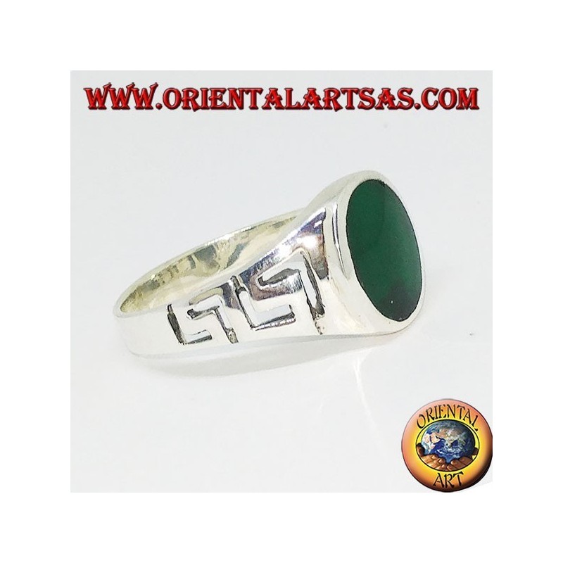 Anello in argento  con greca intagliata ed  agata verde  ovale