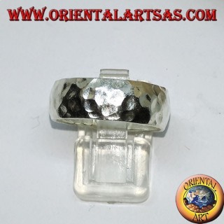 Anello a fascia bombata in argento martellata da 8 mm.  fatta a mano