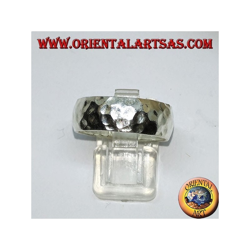 Sortija redondeada de plata martillada de 8 mm. hecho a mano