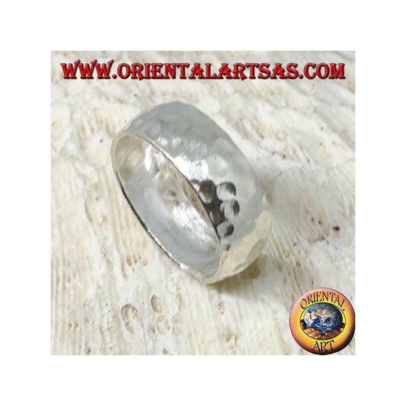 Sortija redondeada de plata martillada de 8 mm. hecho a mano