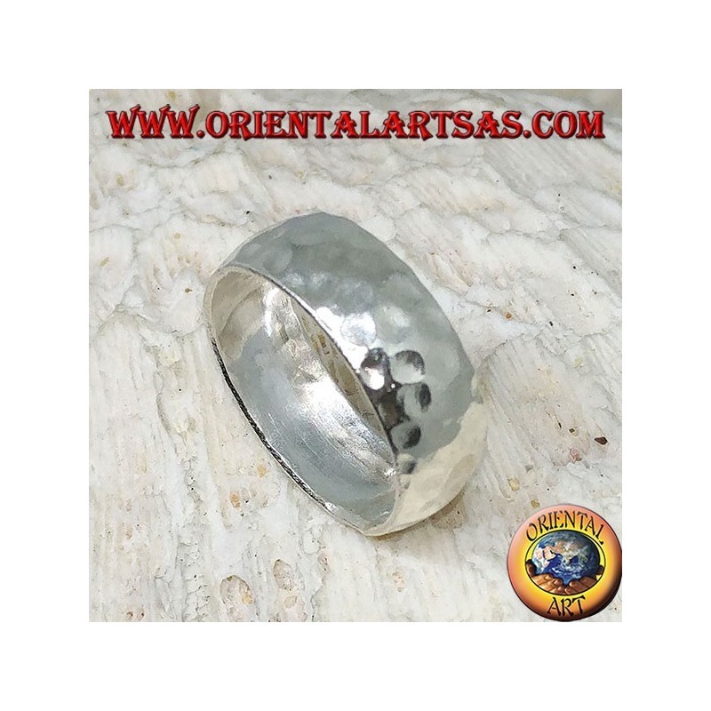 Anneau arrondi en argent martelé de 8 mm. fait à la main