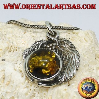 Colgante de plata con un ámbar hemisférico entre las hojas.