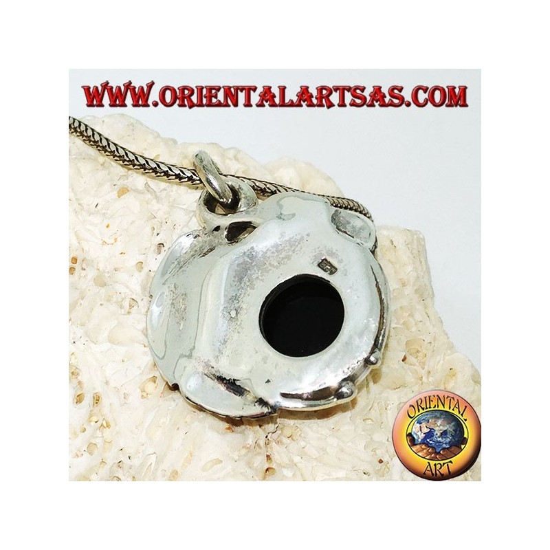 Pendentif en argent avec une ambre hémisphérique entre les feuilles