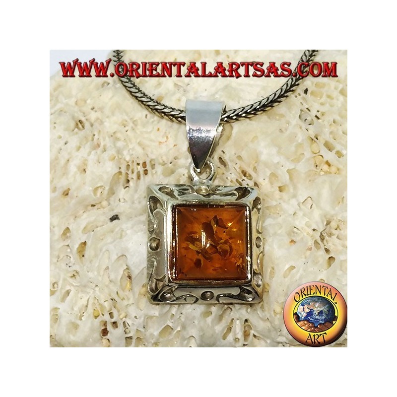Pendentif en argent avec un bord carré d'ambre et sculpté