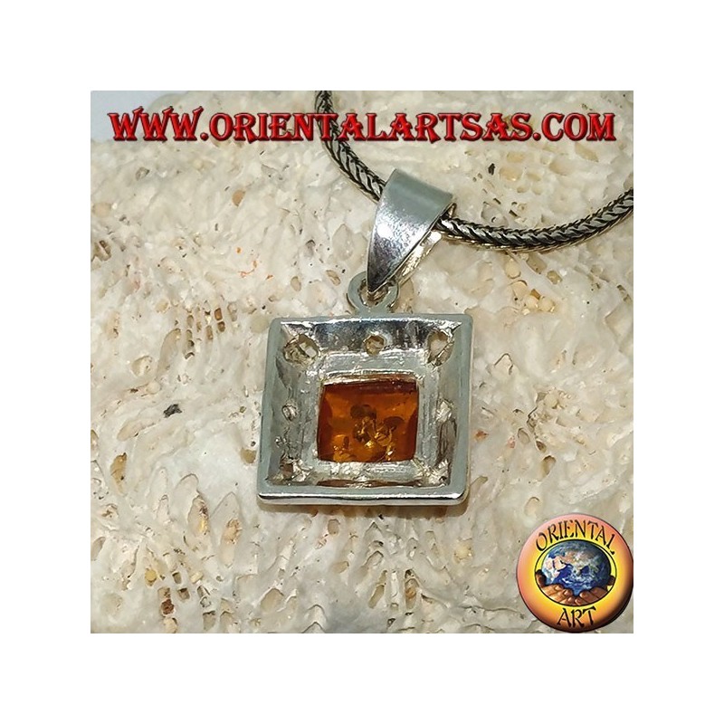 Pendentif en argent avec un bord carré d'ambre et sculpté