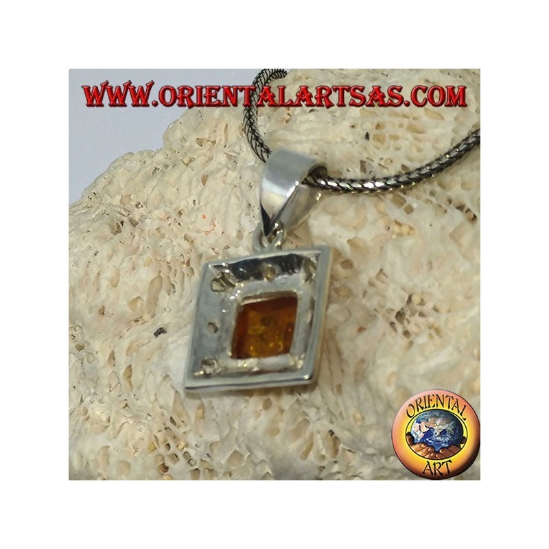 Pendentif en argent avec un bord carré d'ambre et sculpté